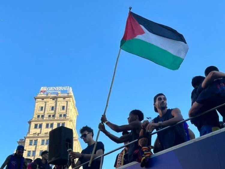 خلال احتفالات برشلونة بالفوز بالبطولة: لوّح الأمين يامال بالعلم الفلسطيني