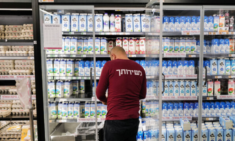 Des produits laitiers dans un rayon de supermarché - Image d'illustration