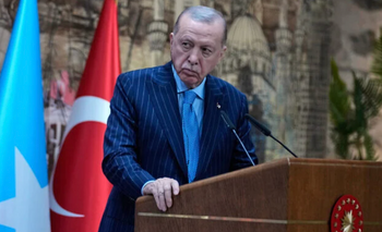 Le président turc Recep Tayyip Erdogan écoute le président somalien Hassan Sheikh Mohamud s'exprimer lors d'une conférence de presse conjointe à Istanbul, en Turquie, le 30 décembre 2025. 

