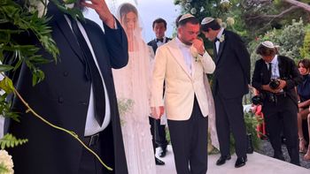עומר אדם וסשה ישראלוביץ' עומדים מתחת לחופה