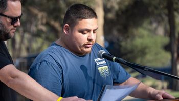 Goni, fils de Meny Godard, prononce un discours