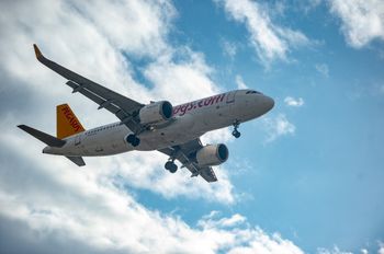 Un avion Pegasus s'apprête à atterrir en survolant l'épave de l'avion Boeing 737 de Pegasus Airlines à Istanbul, le 9 février 2020