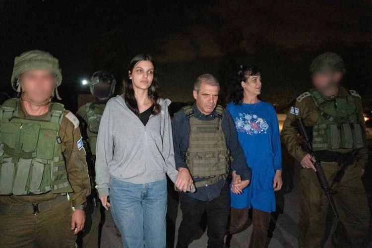 Sur cette photo fournie par le gouvernement israélien, Judith Raanan, à droite, et sa fille Natalie, âgée de 17 ans, sont escortées par des soldats israéliens et par Gal Hirsch, coordinateur spécial du Premier ministre Benjamin Netanyahu pour le retour des otages, alors qu'ils rentrent en Israël depuis captivité dans la bande de Gaza, vendredi 20 octobre 2023
