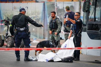 رجال الشرطة في موقع الهجوم عند مفترق راموت شمالي القدس 