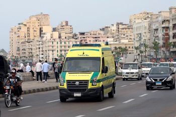 في الصورة الملتقطة يوم الأحد 8 أكتوبر 2023، سيارة إسعاف تغادر موقع عمود بومبي في مدينة الإسكندرية على البحر الأبيض المتوسط،