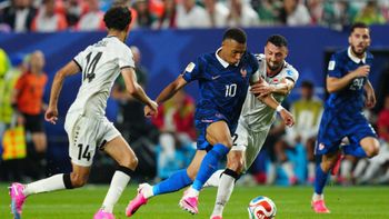 (AP Photo/Derik Hamilton) France's Kylian Mbappe (10) dribbles past Iraq's Zidane Iqbal (14) and Rebin Ghareeb (2) during the World Cup Group I soccer match between France and Iraq in Philadelphia, Monday, June 22, 2026.