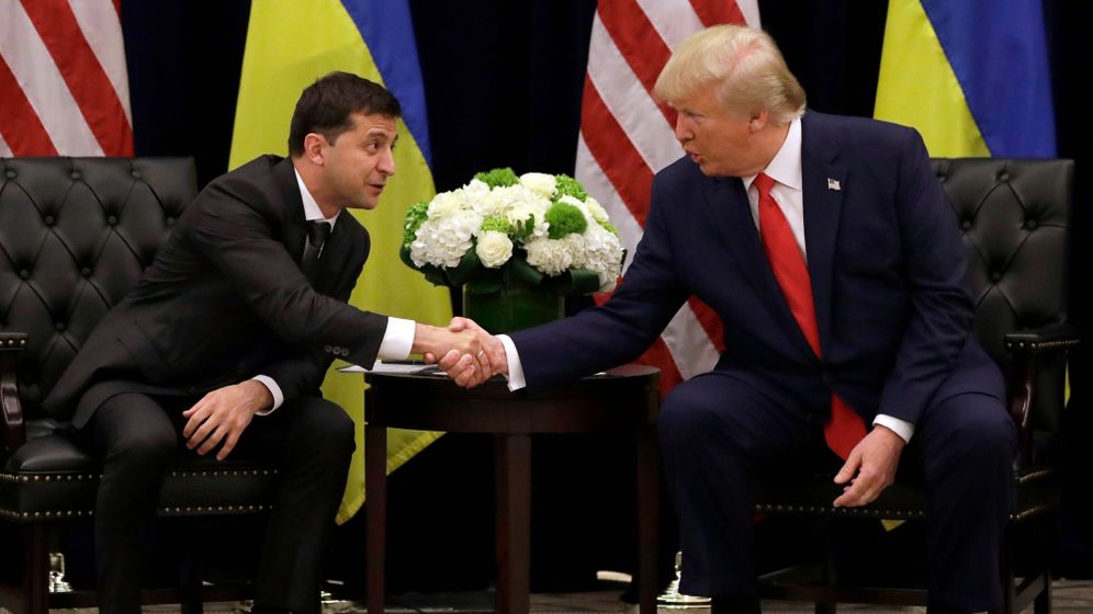 AP Photo/Evan Vucci, File الرئيس الأمريكي دونالد ترامب والرئيس الأوكراني فلودومير زلنسكي خلال ولايته السابقة