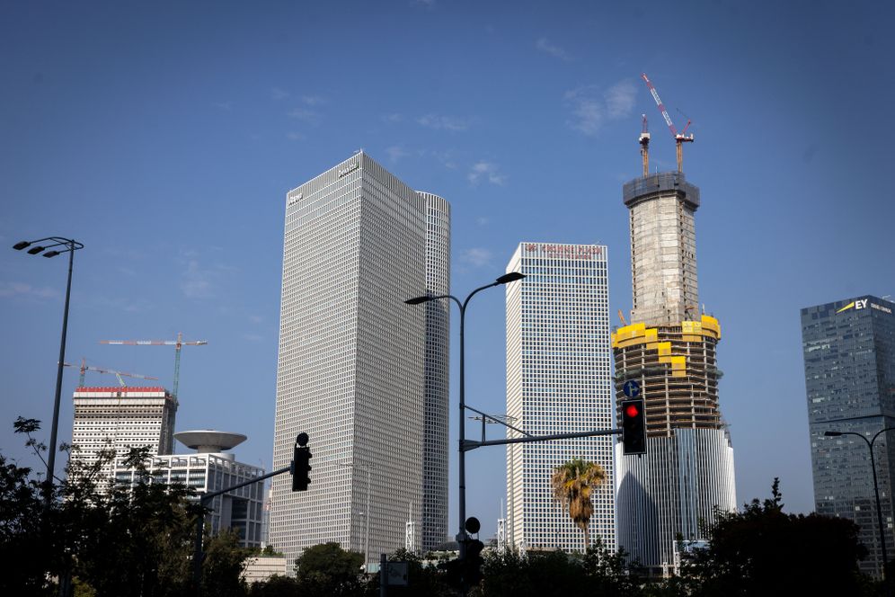 Photo by Miriam Alster/FLASH90 Azrieli et la Kyria à Tel Aviv.