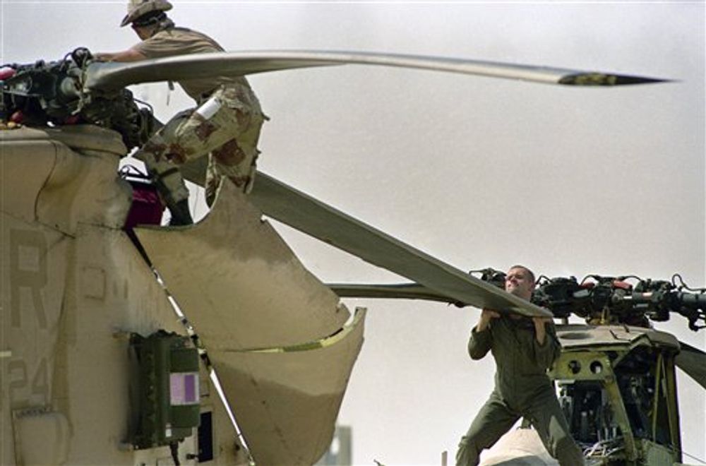 فحص الصيانة الروتيني في قاعدة جوية في المملكة العربية السعودية يوم الجمعة ، 5 أكتوبر / تشرين الأول 1990، صيانة طائرات الهليكوبتر هي مصدر قلق كبير للجيش في المملكة، ويرجع ذلك أساسًا إلى تهب الرمال الناتجة عن غسل الدوار