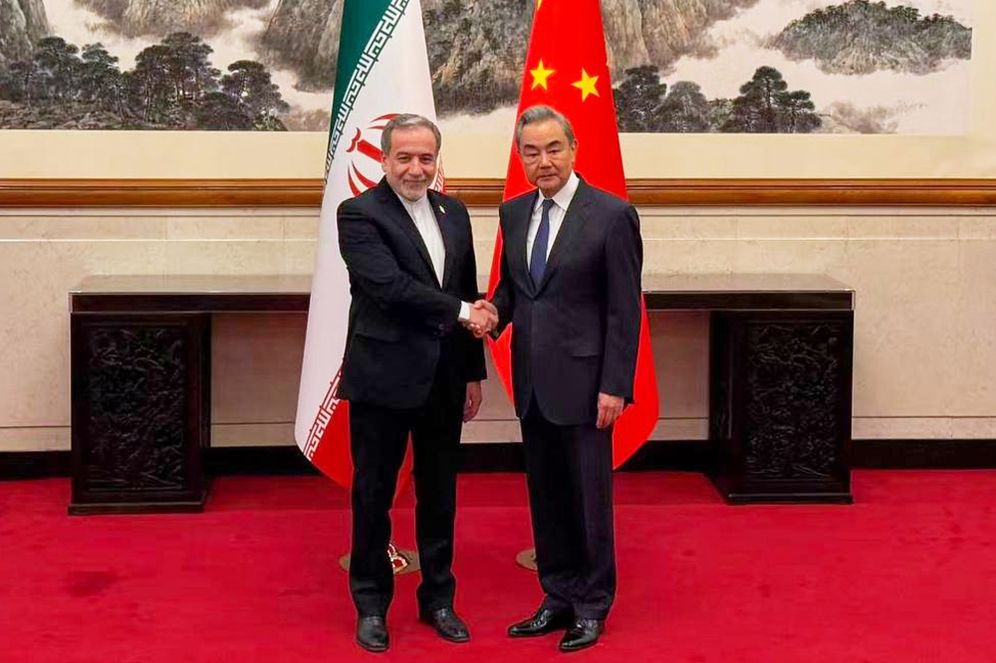 CChaîne Telegram du ministre iranien des Affaires étrangères via AP Dans cette image, diffusée sur la chaîne Telegram du ministre iranien des Affaires étrangères Abbas Araghchi, le ministre chinois des Affaires étrangères Wang Yi (à droite) accueille Araghchi à Pékin, Chine, le 6 mai 2026.