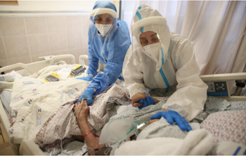 Des membres d'une famille rendent visite à l'un d'entre eux au service de l'unité corona du centre médical Ziv, dans la ville de Safed (nord), le 15 février 2022.