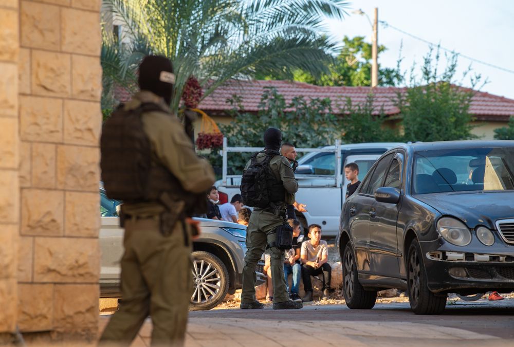 La police israélienne dans le village de Sandala à la recherche des fugitifs palestiniens évadés d'une prison de haute sécurité dans le nord d'Israël, le 10 septembre 2021