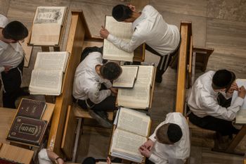 Etudiants de la yeshiva (école talmudique) Kamenitz  à Jérusalem