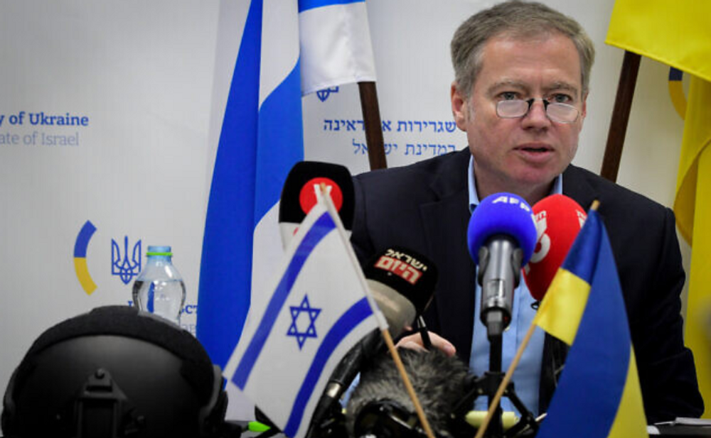 L'ambassadeur d'Ukraine en Israël, Yevgen Korniychuk, fait une déclaration aux médias sur l'invasion russe en Ukraine, à Tel Aviv, le 7 mars 2022.