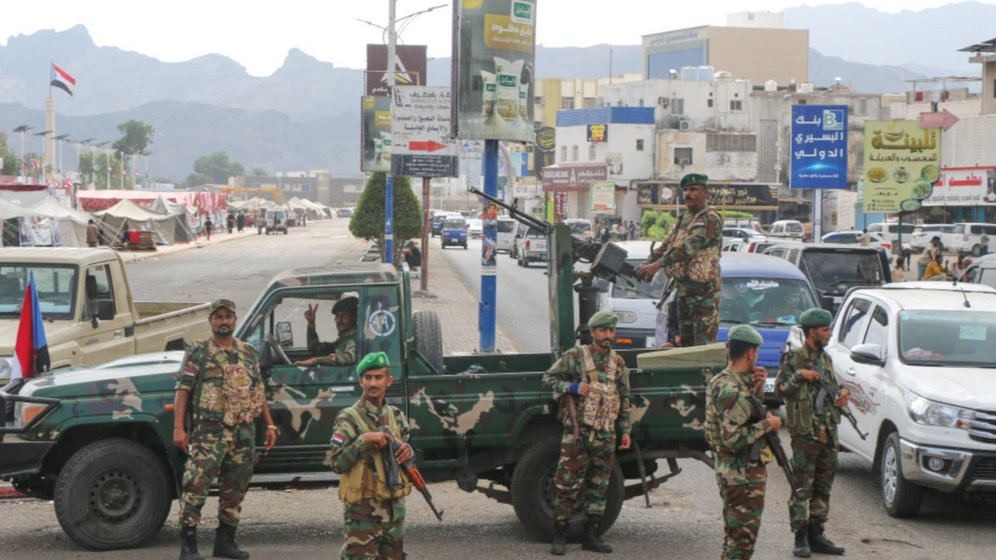 جنود من المجلس الانتقالي الجنوبي في جنوب اليمن عند نقطة تفتيش في عدن، اليمن، 31 ديسمبر 2025.
