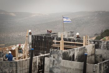 فلسطينيون يعملون في البناء في المستوطنات الإسرائيلية في الضفة الغربية