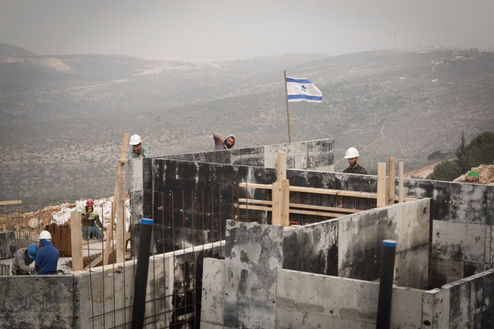 Sebi Berens/Flash90 فلسطينيون يعملون في البناء في المستوطنات الإسرائيلية في الضفة الغربية