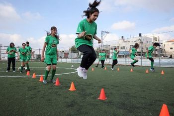 فريق فتيات نادي بيت أمر الفلسطيني لكرة القدم يشارك في دورة تدريبية في قرية بيت أمر شمال مدينة الخليل بالضفة الغربية ، 2 أكتوبر ، 2021.