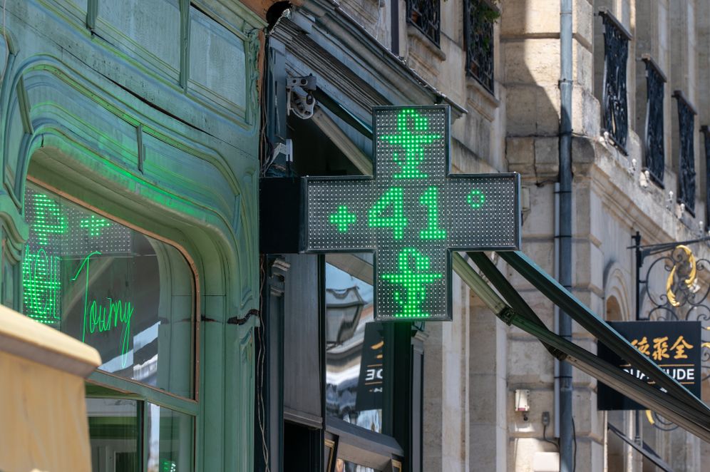 Extreme heat wave in Europe: A sign at a pharmacy in Bordeaux, France shows a temperature of 41 degrees, 24.06.26