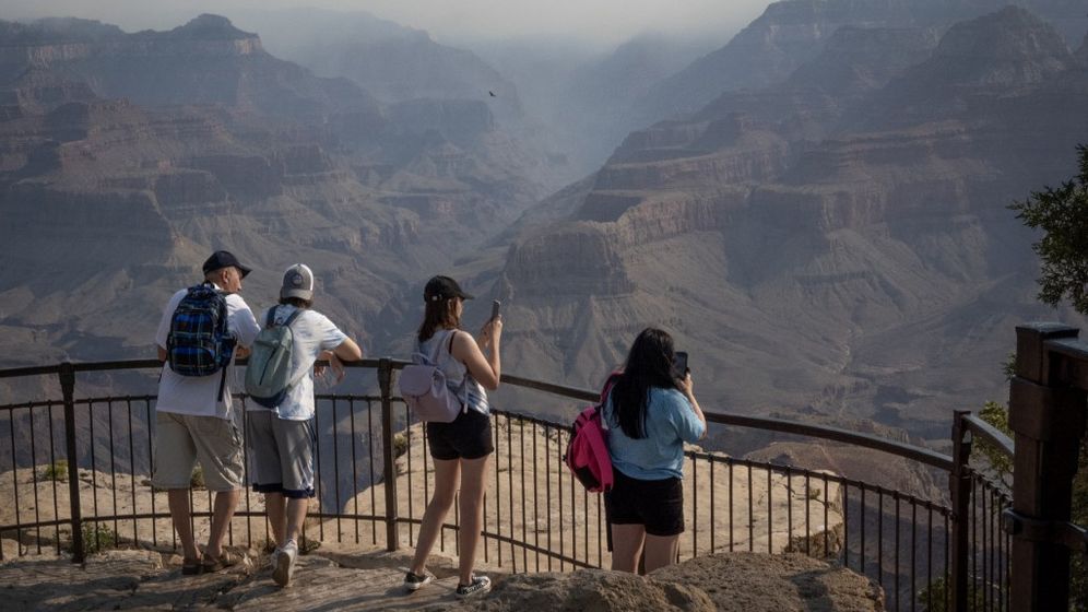אנשים מטיילים בגרנד קניון, אריזונה, ארצות הברית
