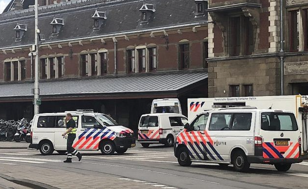 Image d'illustration | Des policiers néerlandais près de la scène d'une attaque à l'arme blanche près de la gare centrale quotidienne à Amsterdam, aux Pays-Bas, le 31 août 2018.