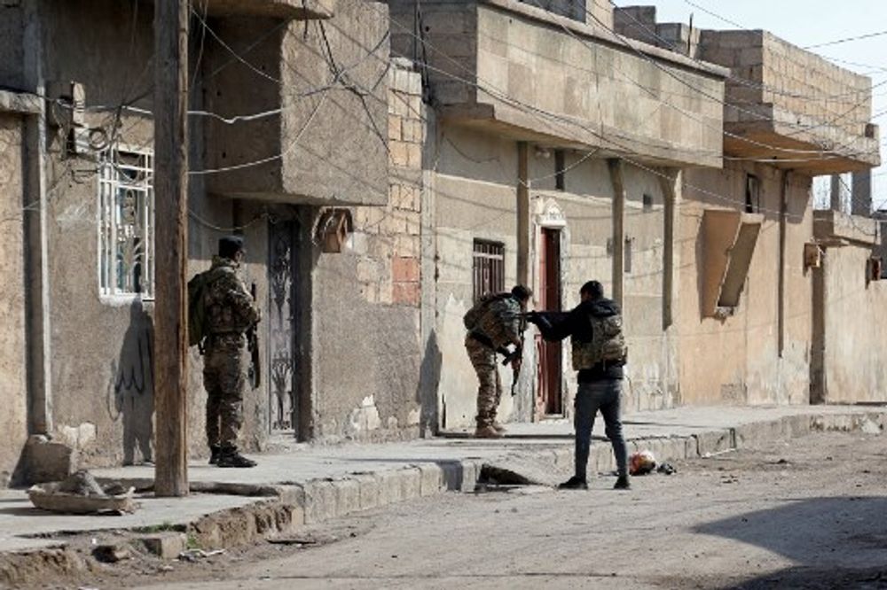انتشار قوات الأمن الكردية في مدينة الحسكة شمال سوريا في 22 يناير / كانون الثاني 2022 ، وسط قتال مستمر لليوم الثالث مع تنظيم الدولة الإسلامية.