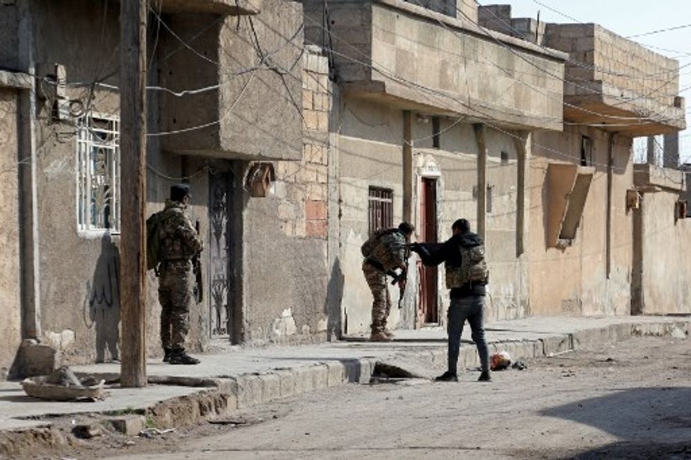 انتشار قوات الأمن الكردية في مدينة الحسكة شمال سوريا في 22 يناير / كانون الثاني 2022 ، وسط قتال مستمر لليوم الثالث مع تنظيم الدولة الإسلامية.