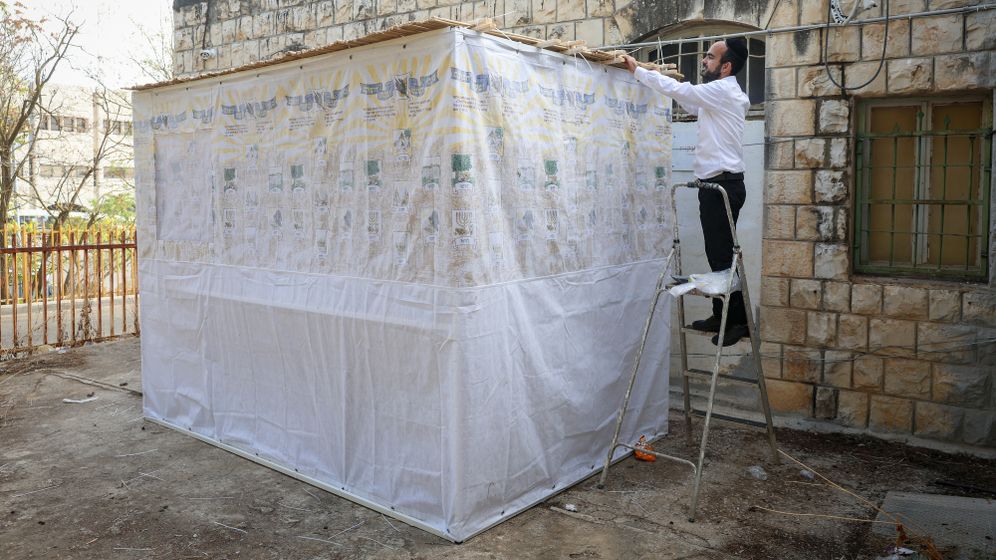 דוד כהן, פלאש 90 בניית סוכה, אילוסטרציה (למקום ולמצולמים אין קשר לנאמר בכתבה)