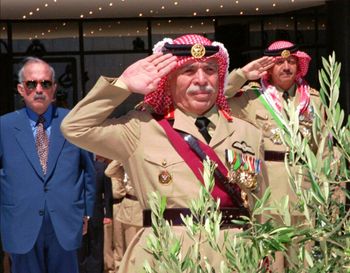 الملك حسين ملك الأردن يؤدي التحية العسكرية أمام نصب الشهداء في عمّان، يوم الثلاثاء 9 يونيو/حزيران 1998، خلال احتفال بمناسبة يوم الجيش الأردني