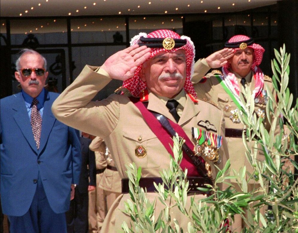 الملك حسين ملك الأردن يؤدي التحية العسكرية أمام نصب الشهداء في عمّان، يوم الثلاثاء 9 يونيو/حزيران 1998، خلال احتفال بمناسبة يوم الجيش الأردني