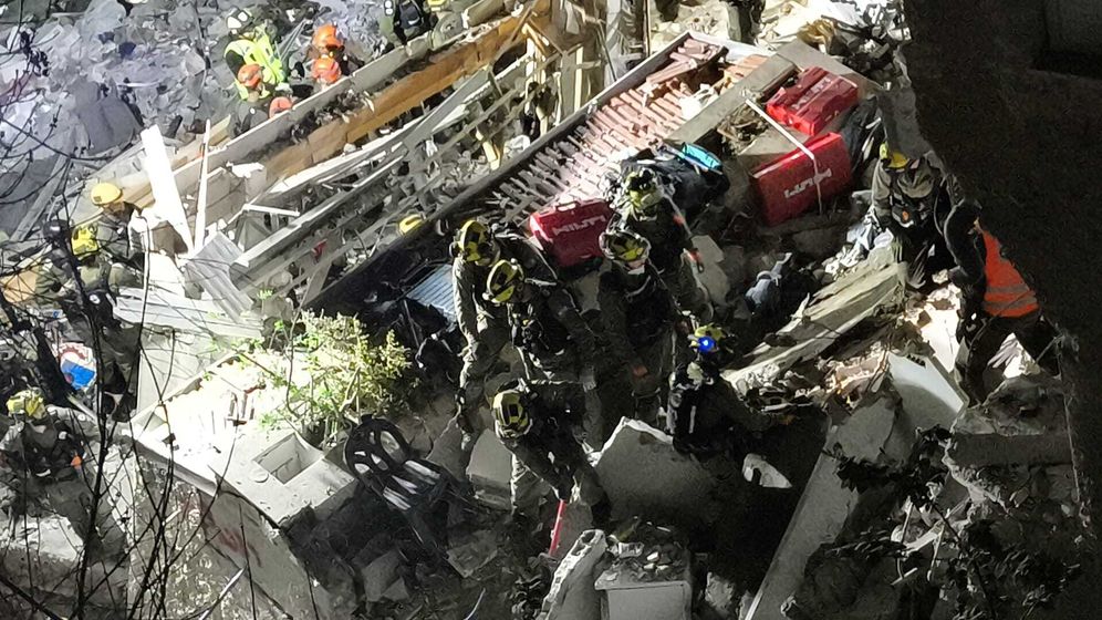 צילום: סמיר גמאמעה צוותי חילוץ בזירת הנפילה בחיפה