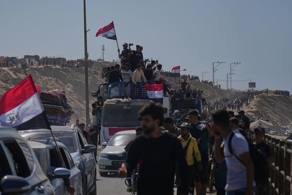 اهالي غزة يرفعون علم مصر