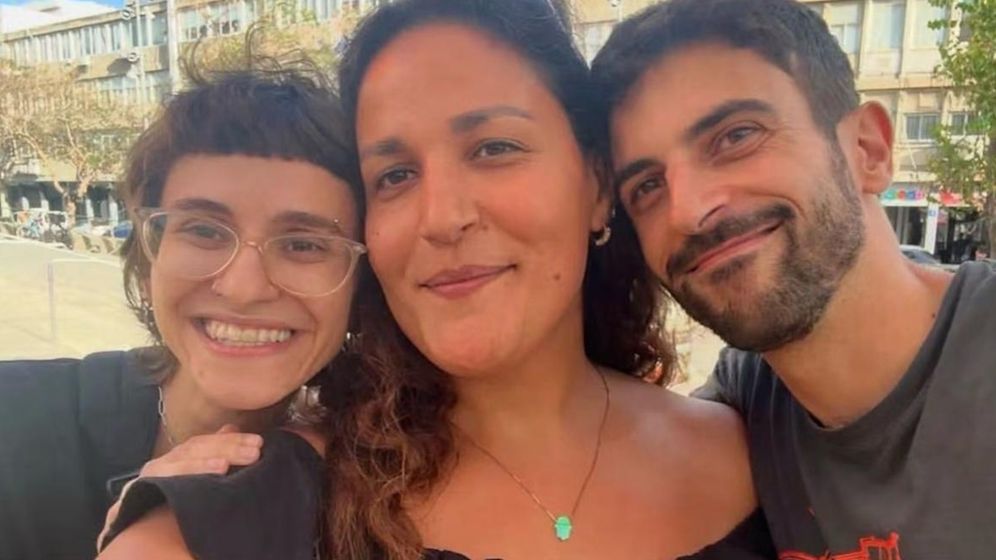 מתוך הרשתות החברתיות קרובת משפחתו של "הצל", הקומיקאית נועם שוסטר אליאסי, בתמונה שהעלתה עם יוצרי הסרט נז"א