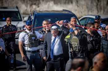 وزير الأمن القومي الإسرائيلي إيتامار بن جفير في مكان هجوم إطلاق النار على الطريق رقم 1 بالقرب من معاليه أدوميم، في الضفة الغربية، 22 فبراير 2024