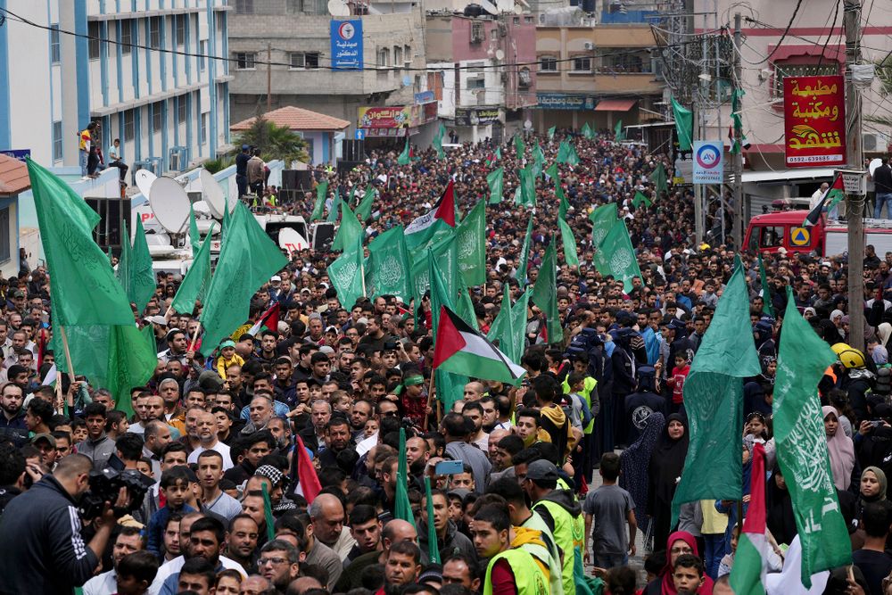 Des partisans du Hamas brandissent des drapeaux islamiques lors d'un rassemblement sur la route principale du camp de réfugiés de Jebaliya, au nord de la bande de Gaza, le 22 avril 2022