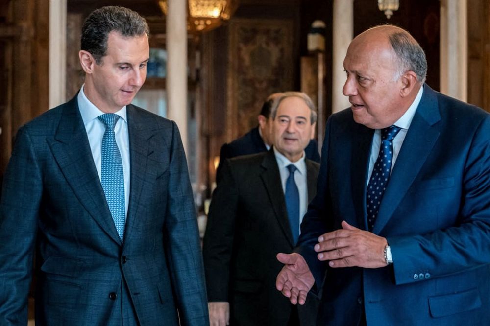 الرئيس السوري بشار الأسد (إلى اليسار) مع وزير الخارجية المصري سامح شكري (إلى اليمين) في دمشق.