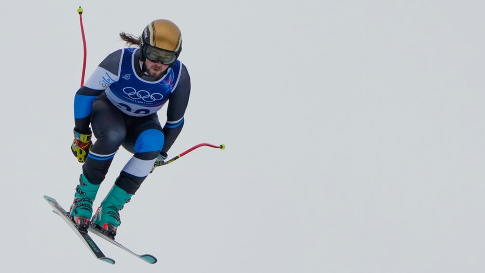 L'Israélien Barnabas Szollos dévale la piste lors d'un entraînement officiel de ski alpin, descente masculine, aux Jeux olympiques d'hiver de 2026, à Bormio, en Italie, le 06.02.2026