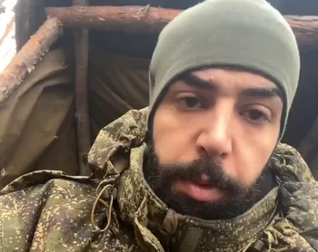 حسين التركي بزي الجيش الروسي 