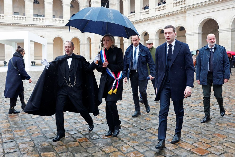 Marine Le Pen, chef du parti d'extrême droite du Rassemblement national français, et Jordan Bardella, deuxième à droite, président du Rassemblement national arrivent pour assister à une cérémonie au monument des Invalides, le mercredi 7 février 2024