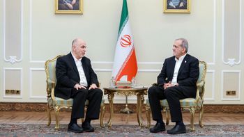 Le président iranien Massoud Pezeshkian (à droite) et Mohammed Ismaïl Darwich, haut responsable du Hamas 