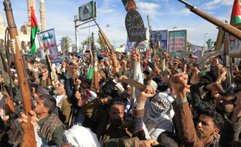 Des partisans des Houthis, soutenus par l’Iran, scandent des slogans lors d’un rassemblement contre Israël et les États-Unis à Sanaa, au Yémen, le 27 mars 2026. 