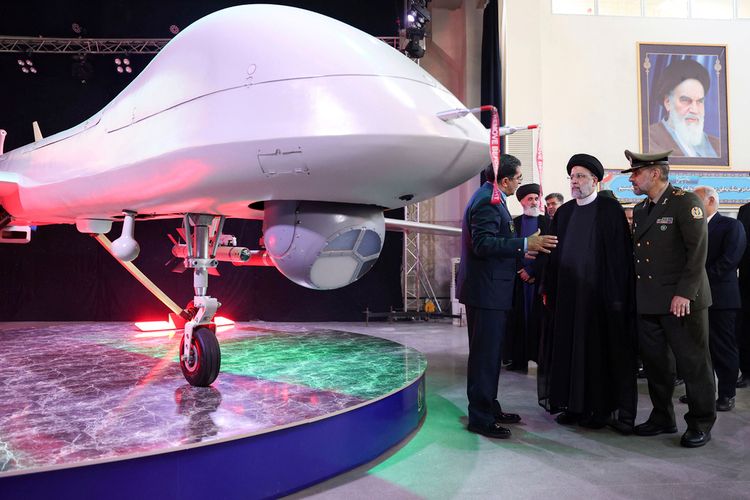 Une portée de 2 000 kilomètres et une durée de vol améliorée : alors que  les Etats-Unis accusent l'Iran de livrer des armes à la Russie, Téhéran  dévoile son nouveau drone 