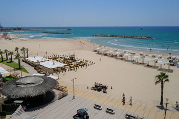 La plage d'Herzliya, Israël