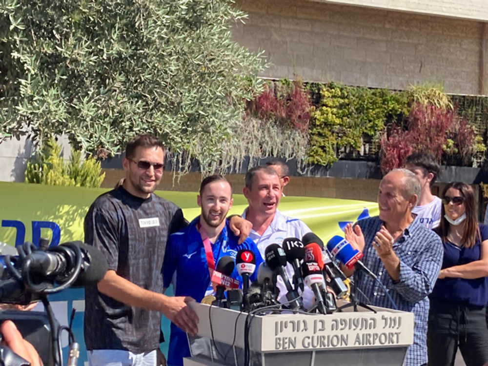 Le gymnaste médaillé d'or Artem Dolgopyat accueilli à l'aéroport Ben Gourion de Tel-Aviv à son retour des JO de Tokyo le 3 septembre 2021