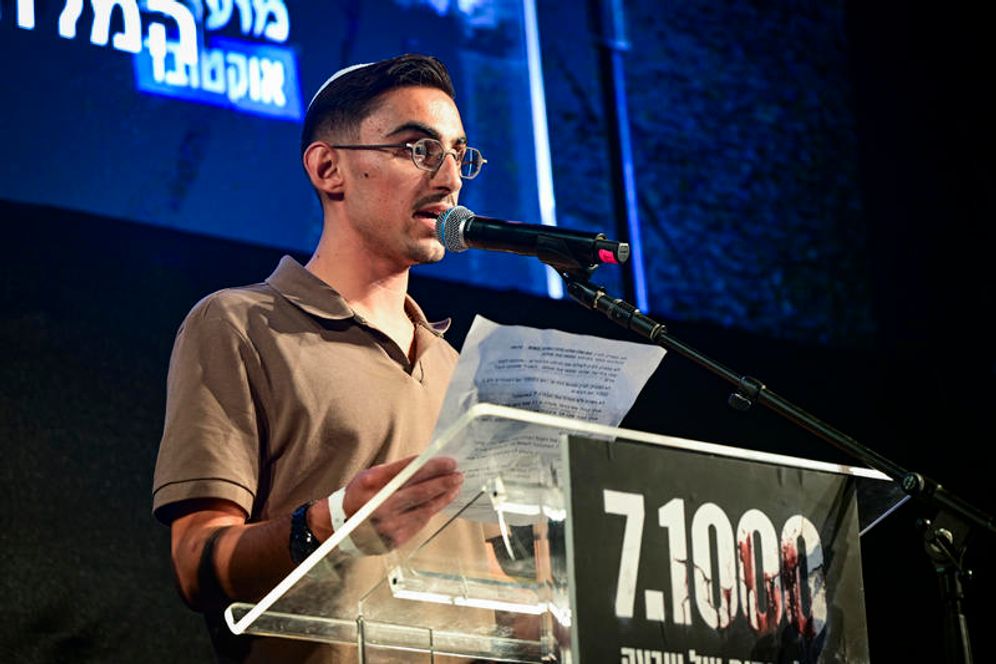 Avshalom Sassoni/Flash90 L'ancien otage Rom Braslavski sur la place des Otages à Tel Aviv lors de la commémoration des 1 000 jours depuis le 7 octobre, le 02.07.2026