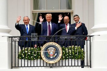 الشيخان عبدالله بن زايد آل نهيان وخالد بن أحمد بن خليفة ورئيس الحكومة الإسرائيلية بنيامين نتنياهو والرئيس الأمريكي السابق دونالد ترامب خلال التوقيع على اتفاقيات إبراهيم