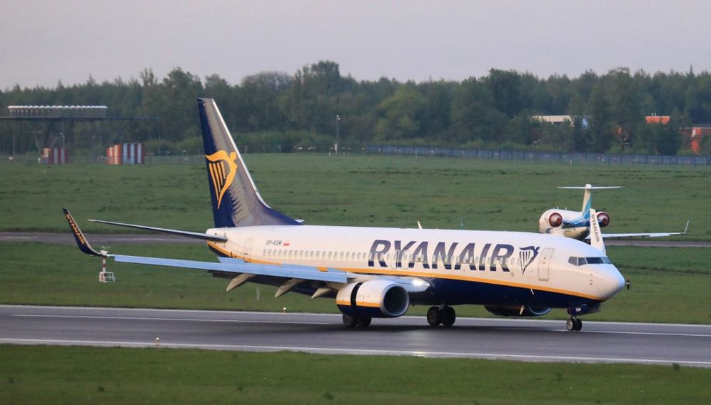 Illustration - a Boeing 737-8AS Ryanair