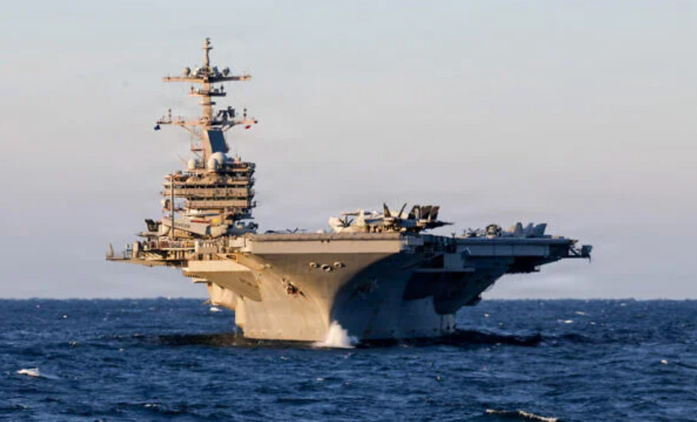 Le porte-avions USS George H.W. Bush, de classe Nimitz, navigue dans l’océan Atlantique, le 6 février 2026.