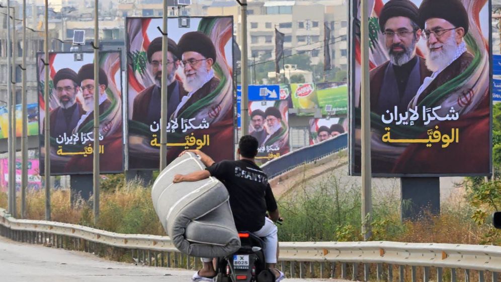 لافتات شوارع في لبنان تشكر إيران على وقف إطلاق النار