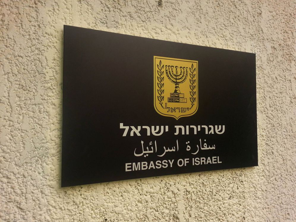 Panneau affiché à l'extérieur de l'ambassade d'Israël en Égypte lors de sa réouverture au Caire, quatre ans après qu'une foule a saccagé le site où la mission était auparavant localisée, le 9 septembre 2015